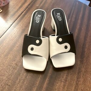 Raid Ying Yang shows (wide fit size 9)